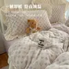 Juego de cuatro piezas estilo encaje de terciopelo de leche de grado A con estampado floral pequeño, sábana cálida de otoño e invierno, protector de colchón, funda de edredón, ropa de cama para el hogar
