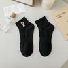 Calcetines de barco de algodón de verano para mujer no se caen con letras bordadas P calcetines Joker marea estilo académico Calcetines de algodón blanco y negro para niños al por mayor
