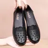Sandalias de Mujer Verano Transpirables Moda Huecas Zapatos de Cuero Suela Suave Antideslizantes Planas Zapatos para Mujeres de Mediana Edad Zapatos con Agujeros para Personas Mayores