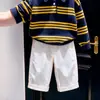 Roupas infantis estilo coreano coleção nova outono e inverno 2026: suéter de malha azul marinho listrado com gola polo e calça casual branca infantil