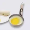 Olla para huevos tipo diadema para cocer huevos, un utensilio casero de acero inoxidable para cocinar huevos para sopas de huevo para el desayuno, y una cuchara para huevos al vapor