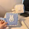 Bolsa de mão azul com bolinhas e coelho bordado, um design simples e fresco, perfeita como uma bolsa portátil para o dia a dia ou uma bolsa para guardar absorventes.