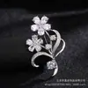 Broche de lujo de alta gama con microincrustaciones de circonita de alto brillo, elegante solapa para traje, accesorios fijos anti-exposición para ropa de mujer