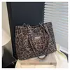 Bolsa tote retrô com estampa de leopardo para uso diário, transfronteiriça, para mulheres, nova bolsa de ombro fashion com corrente de camurça 2026, bolsa grande de axila