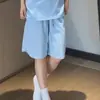 Camiseta de manga corta con cuello redondo, corte holgado, color liso, fresca y relajada, conjunto de moda para hombre con pantalones cortos casuales y pantalones largos