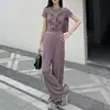 Conjunto de Moda Simples e Relaxado para Mulheres, Novo Conjunto Casual de Três Peças para o Verão de 2026 com Xale, Camiseta de Manga Curta e Calça de Pernas Largas