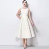 Foto Real de um Elegante Vestido de Cetim Acinturado, Sem Mangas, Linha A, para Mulheres, com Gola Redonda, Apliques de Strass, Cintura Marcada, Efeito Emagrecedor e Barra Larga