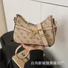 Bolsa de Ombro Feminina Tendência e Popular Deste Ano 2026 Novo Modelo Transfronteiriço com Acabamento de Luxo, Bolsa Transversal com Alça Larga de Ombro com Monograma para Mulheres
