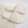 2026 Outono Novo Chinelos de Pelo Plus Size Femininos de Fundo Plano Pelúcia Flor Tira Única Internos de Algodão Chinelos Atacado