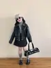 Primavera de 2026 Novo Estilo Roupas Infantis Coreanas Meninas Jaqueta de Couro PU Patchwork Vintage com Fita Casaco Preto com Gola Reversível