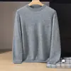 Nueva camiseta base de punto de cachemira para otoño e invierno, moderna para el trabajo y el día a día, color liso, simple y elegante, cuello redondo, manga larga, para hombre