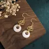 Joyas y accesorios similares a los que muestran los influencers en Xiaohongshu: Pendientes de hebilla de paz de jade Hetian dorado y jade blanco estilo antiguo