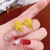 Brincos de Fogos de Artifício Dourados Brilhantes Banhados a Ouro de Latão, Venda Quente no Tiktok, Brincos Brilhantes Minimalistas de Nicho de Luxo Leve Atacado