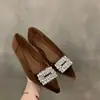 Sapatos femininos elegantes estilo francês que aumentam a altura, primavera de 2026, bico fino com fivela quadrada de strass, adequados para saias, sapatos rasos de festa