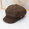 Gorra de visera estilo periódico con estampado de leopardo para otoño e invierno para mujer, gorra de retazos vintage, moderna y versátil, hace que la cara se vea más pequeña, gorra de artista estilo británico