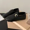 Otoño 2026 Nuevo Estilo Cómodos de Moda Zapatos de Boca Profunda Individuales Hebilla de Metal Estilo Británico Fondo Plano Zapatos Pequeños de Cuero Mocasines sin Cordones para Mujer