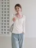 Camiseta Blanca de Manga Larga con Cuello Redondo Estilo Coreano para Mujer 2026 Otoño Botón Adelgazante Capa Base