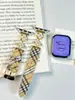 [Embalagem de Caixa de Presente] Adequado para Pulseira de Relógio Apple Iwatchs12S9876Se, Pulseira de Trevo de Quatro Folhas, Pulseira de Relógio de Couro de Luxo Leve