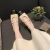 Versión de Piel de Oveja~2025 Nuevos Zapatos Mary Jane Versátiles con Hebilla Dorada Flor de Camelia Acolchados Estilo Chanel Bloques de Color que Aumentan la Altura para Mujer