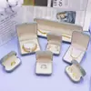 Caja de joyería flocked gris claro transfronteriza con hebilla dorada para anillos, aretes, colgantes y collares; caja organizadora de joyería