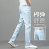 Jeans Casuales Largos de Color Claro Versátiles para Hombre, Ajuste Slim, Pierna Recta, Ultra Delgados de Tencel, Gama Alta de Hong Kong, Verano 2026