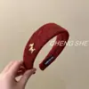 Faixa de Cabelo de Lã Lisa Colorida Estilo Ano Novo com Aba Larga e Etiqueta Dourada Cabeça de Pônei para Mulheres, Sensação de Alto Padrão, Faixa de Cabelo que Não Aperta, Headband, Acessório de Cabelo