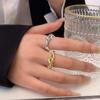 Anillo de cuerda con estampado de perlas de agua dulce de estilo coreano para mujer, anillo de dedo ligero de lujo a la moda para otoño e invierno, anillo sencillo y combinable de alta calidad.
