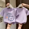 Camiseta Casual Estilosa de Verão com Manga Curta para Meninas 2026 Novo Estilo Estampa de Desenho Animado Algodão Puro para Crianças Maiores