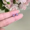 Brincos Pequenos de Flor com Cor Gradiente para Mulheres 2026 Novos Pequenos Modernos Versáteis Studs de Cartilagem da Orelha Studs da Cóclea Acessórios de Orelha