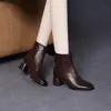 Botas de Cano Curto com Salto Grosso Femininas 2026 Nova Coleção Outono/Inverno Botas Emagrecedoras de Salto Médio com Pelúcia Interna Elegantes de Temperamento Fazem Pessoas Baixas Parecerem Mais Altas Botas de Couro