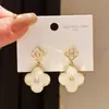 Pendientes de botón de flor de resina con circonita de lujo ligero de aguja plateada, Pendientes versátiles delicados y dulces, Joyería de oreja minimalista francesa para mujer