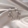 Brincos stud elegantes de zircônia e pérola artificial para mulheres, brincos de nicho versáteis e da moda com pingentes de franja, brincos pendentes, argolas e acessórios de orelha para mulheres