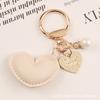Nuevo Colgante Llavero Corazón de Cuero Aleación Creativo Colorido Corazón de Durazno Perla Accesorios Pequeña Decoración de Bolso Fresca