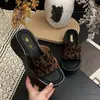 Sandálias Plataforma Aumentadoras de Altura para Mulheres, Novidade Verão 2026 Estampa de Leopardo Super Modernas Chinelos de Solado Macio para Combinar com Vestidos, Sandálias de Dedo para Praia