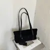 Bolsa de Felpa y Gamuza Súper Caliente Otoño e Invierno Nuevo Estilo para Mujer 2026 Diseño de Nicho Bolso de Hombro Individual para el Trabajo Bolso Versátil para el Brazo o la Mano
