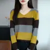 Novo suéter feminino de malha casual versátil com gola V, listras largas color block, fio fino de lã, para outono e inverno, com detalhes vazados