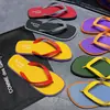Novas Chinelas Masculinas de Verão 2026 para Uso ao Ar Livre, Antiderrapantes e Duráveis, Sandálias da Moda de Praia com Solado Macio para Homens