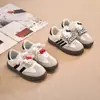Moda infantil 2026 colección nueva primavera y otoño: Tenis de corte bajo con cierres de velcro, que presentan un diseño único y lindo, un elegante motivo de gato KT y versátiles zapatos estilo princesa