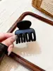 Pinza para el Cabello Triángulo de Terciopelo de Camelia 2025 Nuevo Estilo Pinza de Pelo de Gama Alta para Peinado Recogido en la Parte Trasera del Cabello Pinza de Tiburón Accesorio para el Cabello de Otoño e Invierno