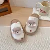 Chinelos de algodão infantis, novo estilo de inverno 2026, chinelos quentinhos de pelúcia para meninas, chinelos fechados de sola macia para uso doméstico