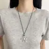 Cadena para suéter de trébol de cuatro hojas popular de otoño, un collar largo y simple con colgante floral para mujer, un accesorio de cadena para clavícula de cordón negro versátil