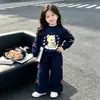 Moda Coreana Moda para Meninas Urso Fashionável Conjunto de Manga Longa Meninas Moletom Gola Redonda Elástico Primavera/Outono Laço Duas Peças