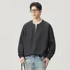 Sudadera de cuello redondo de peso pesado de imitación de dos piezas para hombre, nuevo estilo otoño 2026, holgada, casual, versátil, simple, top de punto moderno
