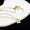 Collar de concha blanca de camelia cuadrada retro europea y americana, temperamento femenino, colgante de cadena de clavícula con corona de oro de 18 quilates chapado en acero de titanio