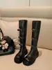 Pronto em Estoque e Enviado em Segundos! Sapatos Estilo Mãe Uva, Fivela de Cinto da Moda, Bico Redondo, Sola Grossa, Botas Curtas Versáteis, Botas de Cavaleiro para Mulheres no Outono e Inverno