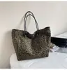 Bolsas da Moda Deste Ano para Mulheres 2026 Nova Moda Outono e Inverno Bolsa de Ombro Bolsa Tote Estampa de Leopardo Grande Capacidade Bolsa Grande de Lona