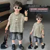Traje de Verano a Rayas de Manga Corta para Niños 2026 Nuevo Estilo de Verano Diseño de Nicho Conjunto Suelto Delgado de Dos Piezas