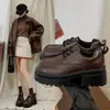 Sapatos femininos de couro com cadarço, efeito emagrecedor, saltos grossos, sapatos de sola única 2026, estilo britânico, versátil, estilo preppy, sola grossa, novo design, que aumenta a altura