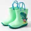 Comercio electrónico transfronterizo stock disponible estilo llevar a mano dinosaurio hombres mujeres niños botas de lluvia botas de agua de dibujos animados zapatos de goma antideslizantes ligeros dropshipping