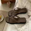 Moda de Vacaciones Estilo Coreano de Nicho para Mujer Verano Playa Costa Moda Bloques de Color Chanclas de Punta Cuadrada con Tacón de Cuña Cómodo